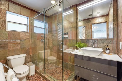 Casa en alquiler en Miami, Florida, 5 dormitorios, 507.71 m2 № 1920436 - foto 26