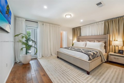 Casa en alquiler en Miami, Florida, 5 dormitorios, 507.71 m2 № 1920436 - foto 20