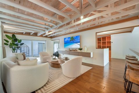 Casa en alquiler en Miami, Florida, 5 dormitorios, 507.71 m2 № 1920436 - foto 14