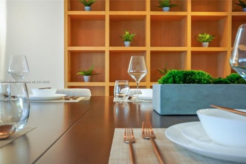 Casa en alquiler en Miami, Florida, 5 dormitorios, 507.71 m2 № 1920436 - foto 17