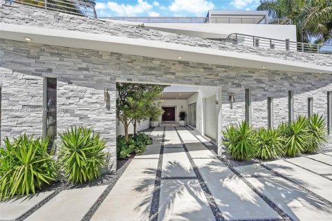 Casa en alquiler en Miami, Florida, 5 dormitorios, 507.71 m2 № 1920436 - foto 1