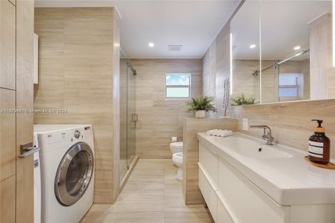Casa en alquiler en Miami, Florida, 5 dormitorios, 507.71 m2 № 1920436 - foto 23