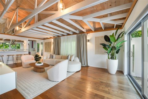 Casa en alquiler en Miami, Florida, 5 dormitorios, 507.71 m2 № 1920436 - foto 8