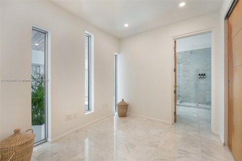 Casa en alquiler en Miami, Florida, 5 dormitorios, 507.71 m2 № 1920436 - foto 21