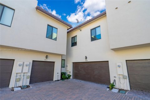 Townhouse in Doral, Florida 3 bedrooms, 175.96 sq.m. № 1944115 - photo 4