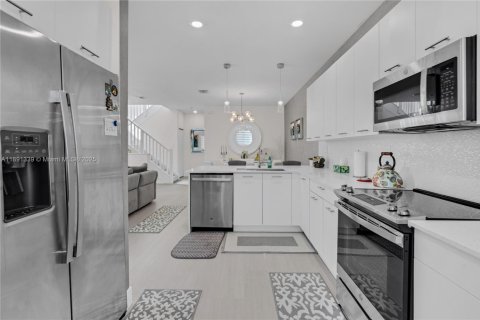 Townhouse in Doral, Florida 3 bedrooms, 175.96 sq.m. № 1944115 - photo 17