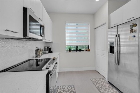 Townhouse in Doral, Florida 3 bedrooms, 175.96 sq.m. № 1944115 - photo 18