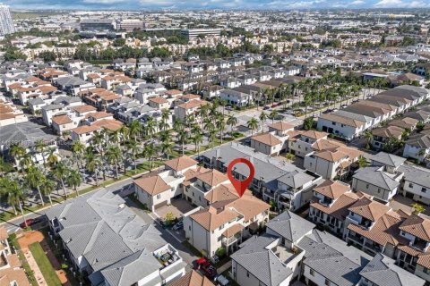 Townhouse in Doral, Florida 3 bedrooms, 175.96 sq.m. № 1944115 - photo 7