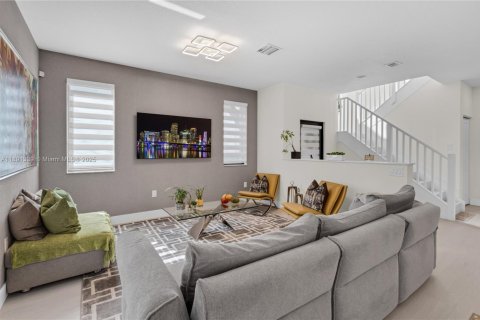 Townhouse in Doral, Florida 3 bedrooms, 175.96 sq.m. № 1944115 - photo 14