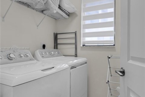 Townhouse in Doral, Florida 3 bedrooms, 175.96 sq.m. № 1944115 - photo 30
