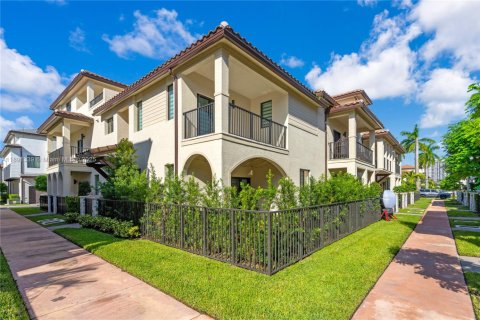 Townhouse in Doral, Florida 3 bedrooms, 175.96 sq.m. № 1944115 - photo 1