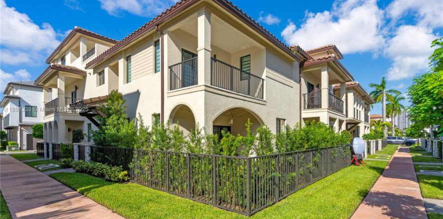 Townhouse in Doral, Florida 3 bedrooms, 175.96 sq.m. № 1944115