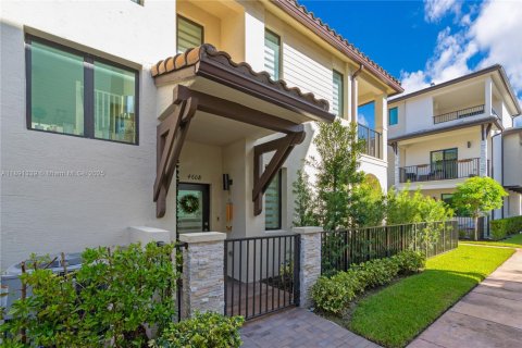 Townhouse in Doral, Florida 3 bedrooms, 175.96 sq.m. № 1944115 - photo 3