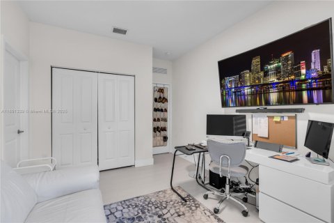 Townhouse in Doral, Florida 3 bedrooms, 175.96 sq.m. № 1944115 - photo 25