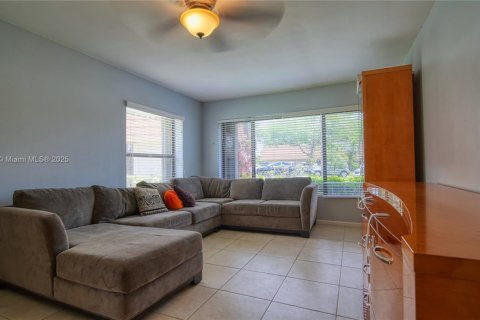 Townhouse in Davie, Florida 3 bedrooms, 228.26 sq.m. № 1809771 - photo 10