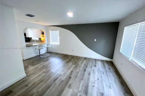 Villa ou maison à vendre à North Miami, Floride: 3 chambres, 91.14 m2 № 2034454 - photo 2