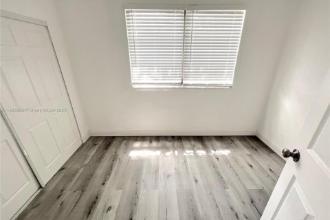 Villa ou maison à North Miami, Floride 3 chambres, 91.14 m2 № 2034454