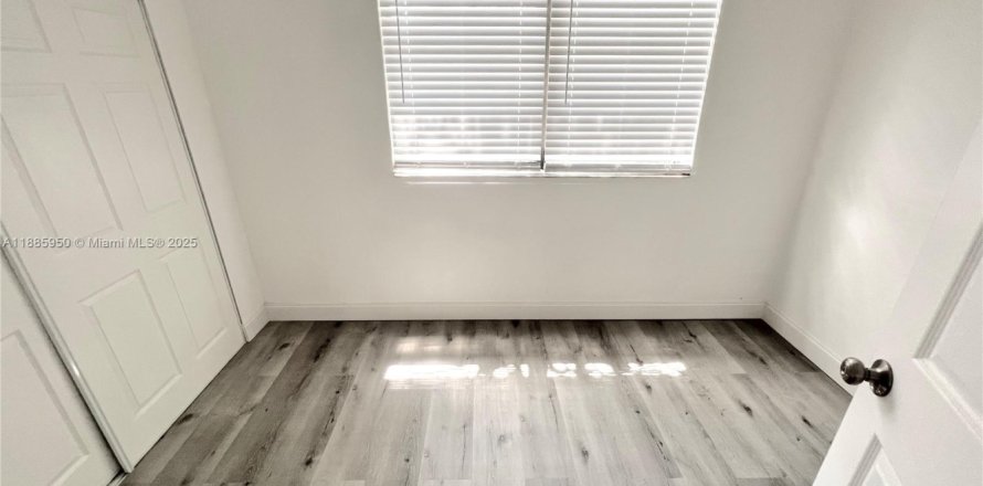 Villa ou maison à North Miami, Floride 3 chambres, 91.14 m2 № 2034454