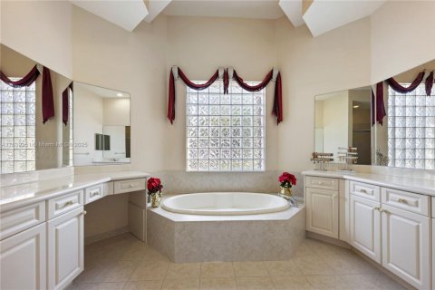House in Plantation, Florida 5 bedrooms, 265.51 sq.m. № 1828317 - photo 2
