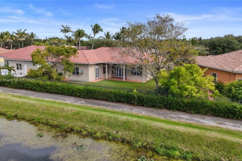 House in Plantation, Florida 5 bedrooms, 265.51 sq.m. № 1828317 - photo 29