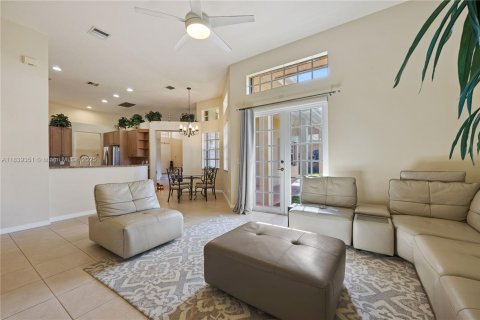 House in Plantation, Florida 5 bedrooms, 265.51 sq.m. № 1828317 - photo 23