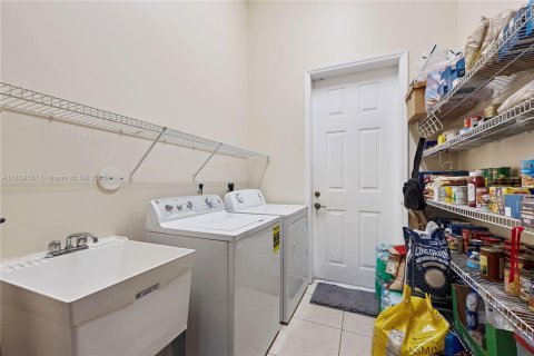 House in Plantation, Florida 5 bedrooms, 265.51 sq.m. № 1828317 - photo 9