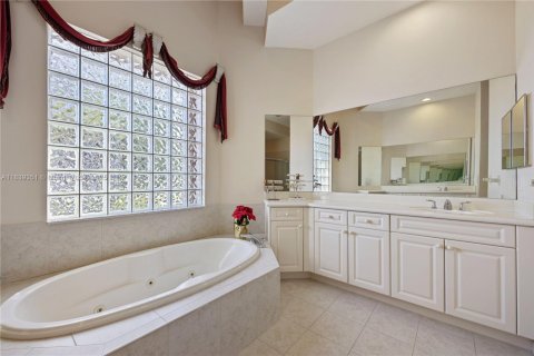 House in Plantation, Florida 5 bedrooms, 265.51 sq.m. № 1828317 - photo 4