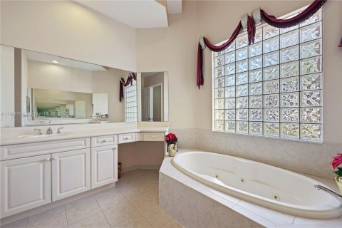 House in Plantation, Florida 5 bedrooms, 265.51 sq.m. № 1828317 - photo 3