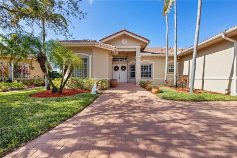 House in Plantation, Florida 5 bedrooms, 265.51 sq.m. № 1828317 - photo 1
