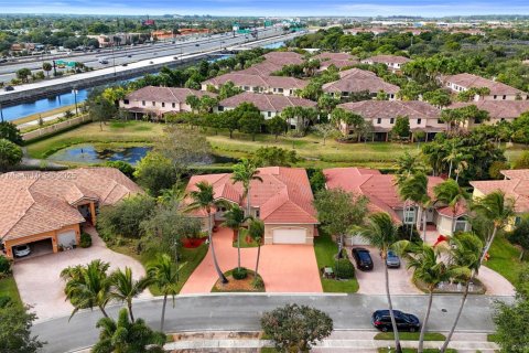 House in Plantation, Florida 5 bedrooms, 265.51 sq.m. № 1828317 - photo 28