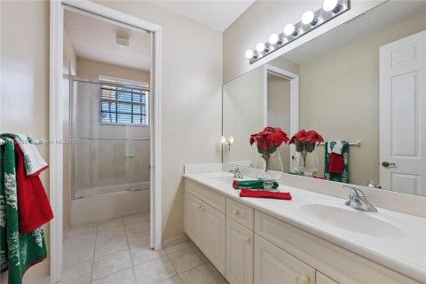House in Plantation, Florida 5 bedrooms, 265.51 sq.m. № 1828317 - photo 8