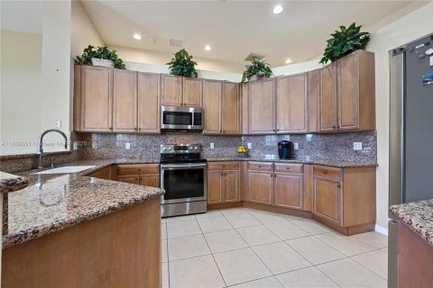 House in Plantation, Florida 5 bedrooms, 265.51 sq.m. № 1828317 - photo 21