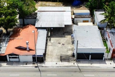 Propiedad comercial en venta en Miami, Florida № 1957502 - foto 1