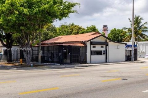 Propiedad comercial en venta en Miami, Florida № 1957502 - foto 2