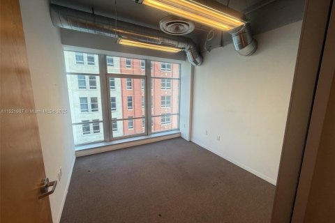 Propiedad comercial en venta en Miami, Florida № 2154377 - foto 5