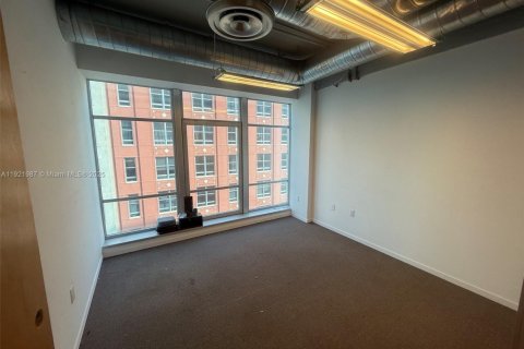 Propiedad comercial en venta en Miami, Florida № 2154377 - foto 6