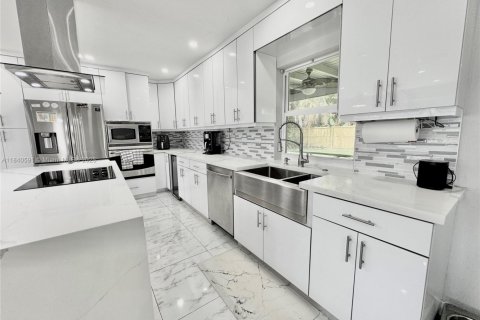 House in Plantation, Florida 3 bedrooms, 130.99 sq.m. № 1830194 - photo 4