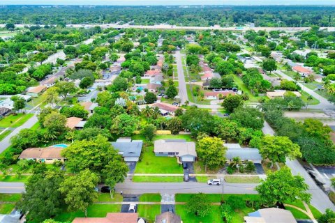 House in Plantation, Florida 3 bedrooms, 130.99 sq.m. № 1830194 - photo 30