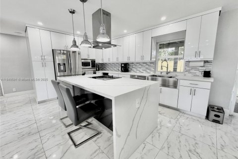 House in Plantation, Florida 3 bedrooms, 130.99 sq.m. № 1830194 - photo 3