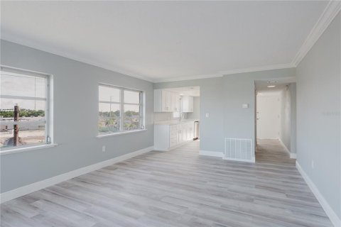 Condo in Seminole, Florida, 2 bedrooms  № 1847239 - photo 9