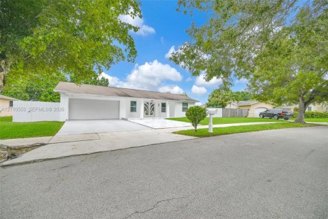 Villa ou maison à Miami, Floride 4 chambres, 243.68 m2 № 2432298