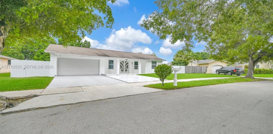 Villa ou maison à Miami, Floride 4 chambres, 243.68 m2 № 2432298