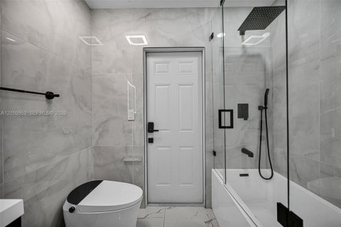 Villa ou maison à vendre à Miami, Floride: 4 chambres, 243.68 m2 № 2432298 - photo 30