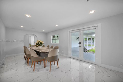 Villa ou maison à vendre à Miami, Floride: 4 chambres, 243.68 m2 № 2432298 - photo 11