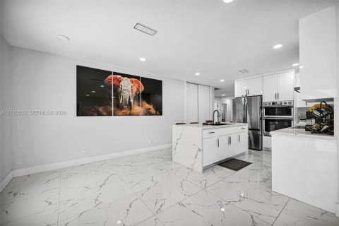 Villa ou maison à vendre à Miami, Floride: 4 chambres, 243.68 m2 № 2432298 - photo 14