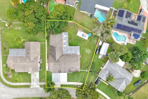 Villa ou maison à vendre à Miami, Floride: 4 chambres, 243.68 m2 № 2432298 - photo 5