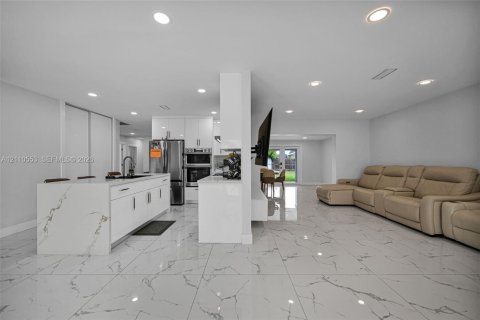 Villa ou maison à vendre à Miami, Floride: 4 chambres, 243.68 m2 № 2432298 - photo 7