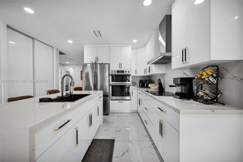 Villa ou maison à vendre à Miami, Floride: 4 chambres, 243.68 m2 № 2432298 - photo 15