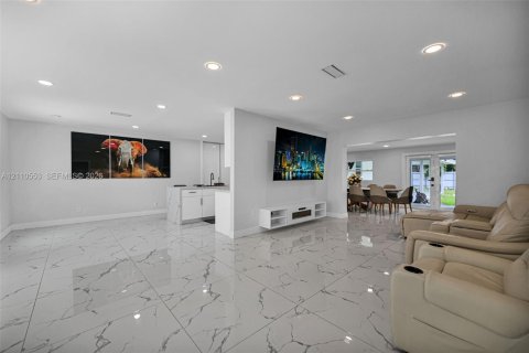 Villa ou maison à vendre à Miami, Floride: 4 chambres, 243.68 m2 № 2432298 - photo 9