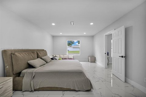 Villa ou maison à vendre à Miami, Floride: 4 chambres, 243.68 m2 № 2432298 - photo 20
